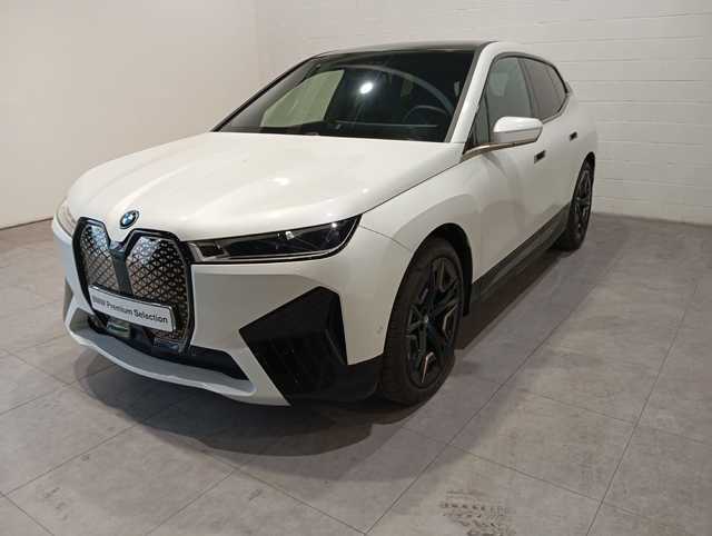 BMW iX xDrive40 color Blanco. Año 2025. 240KW(326CV). Eléctrico. En concesionario Quadis Munich de Barcelona