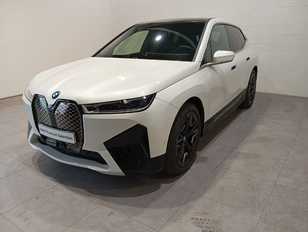 Fotos de BMW iX xDrive40 color Blanco. Año 2025. 240KW(326CV). Eléctrico. En concesionario Quadis Munich de Barcelona