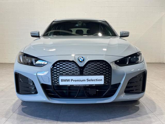 BMW i4 eDrive40 color Gris. Año 2025. 250KW(340CV). Eléctrico. En concesionario Quadis Munich de Barcelona