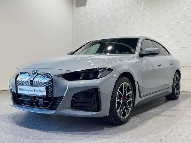 BMW i4 eDrive40 color Gris. Año 2025. 250KW(340CV). Eléctrico. En concesionario Quadis Munich de Barcelona