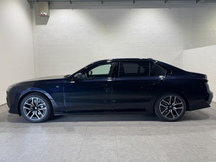 Fotos de BMW i7 xDrive60 color Negro. Año 2024. 400KW(544CV). Eléctrico. En concesionario Quadis Munich de Barcelona
