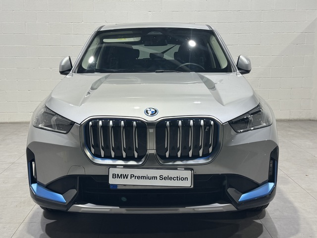 BMW iX1 xDrive30 color Gris Plata. Año 2023. 230KW(313CV). Eléctrico. En concesionario Quadis Munich de Barcelona