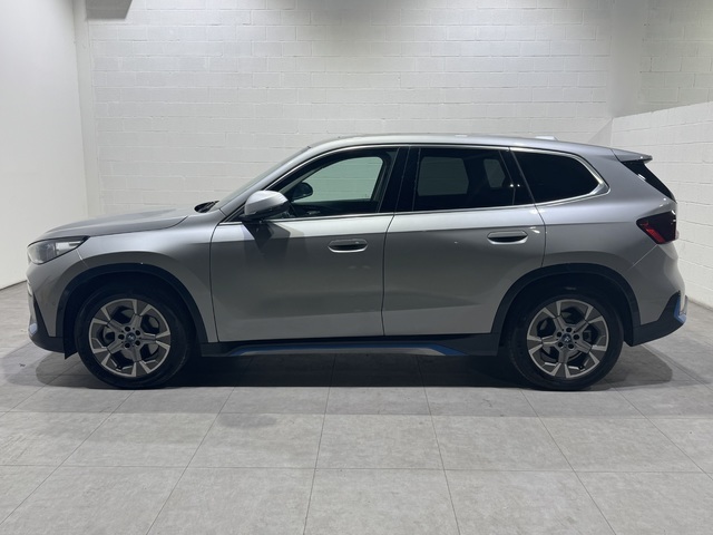 BMW iX1 xDrive30 color Gris Plata. Año 2023. 230KW(313CV). Eléctrico. En concesionario Quadis Munich de Barcelona