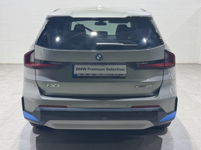BMW iX1 xDrive30 color Gris Plata. Año 2023. 230KW(313CV). Eléctrico. En concesionario Quadis Munich de Barcelona