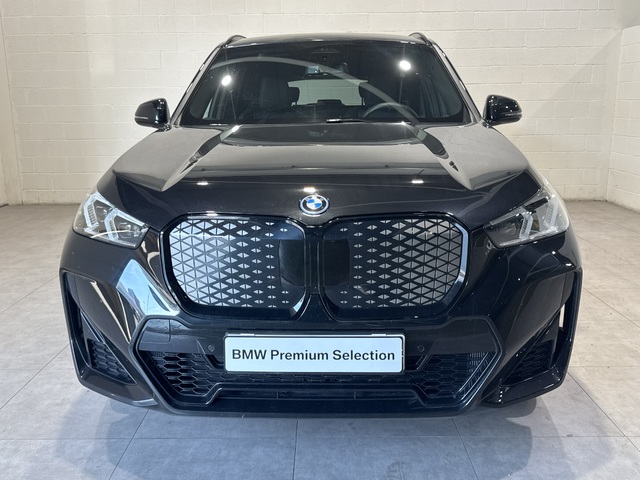 BMW iX1 xDrive30 color Negro. Año 2024. 230KW(313CV). Eléctrico. En concesionario Quadis Munich de Barcelona