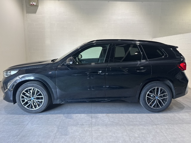 BMW iX1 xDrive30 color Negro. Año 2024. 230KW(313CV). Eléctrico. En concesionario Quadis Munich de Barcelona