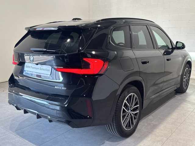 BMW iX1 xDrive30 color Negro. Año 2024. 230KW(313CV). Eléctrico. En concesionario Quadis Munich de Barcelona