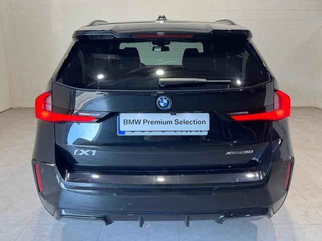 BMW iX1 xDrive30 color Negro. Año 2024. 230KW(313CV). Eléctrico. En concesionario Quadis Munich de Barcelona