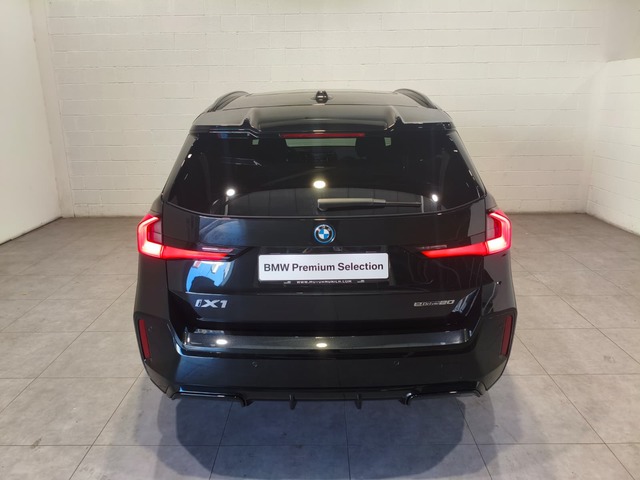 BMW iX1 eDrive20 color Negro. Año 2024. 150KW(204CV). Eléctrico. En concesionario Quadis Munich de Barcelona