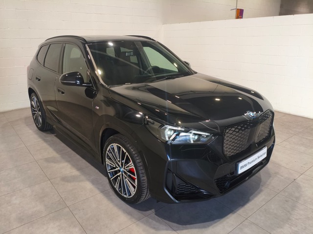 BMW iX1 eDrive20 color Negro. Año 2024. 150KW(204CV). Eléctrico. En concesionario Quadis Munich de Barcelona
