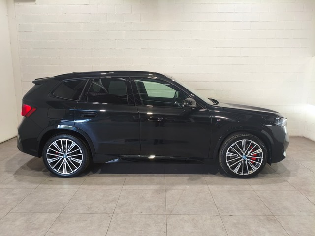 BMW iX1 eDrive20 color Negro. Año 2024. 150KW(204CV). Eléctrico. En concesionario Quadis Munich de Barcelona