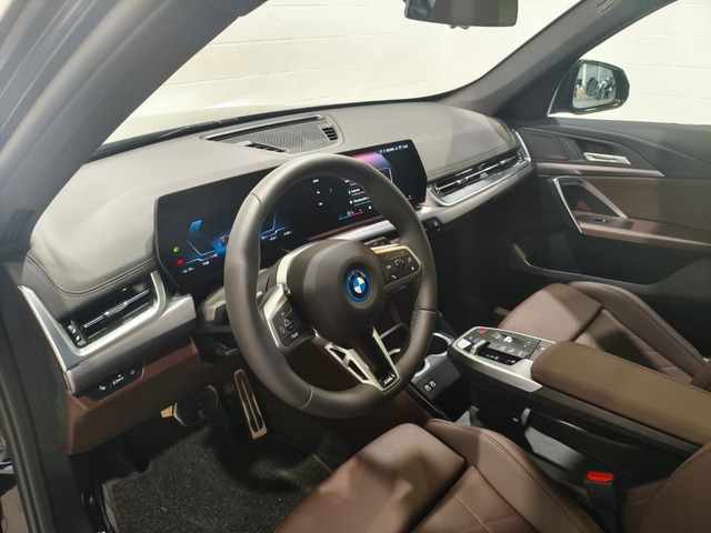 BMW iX1 eDrive20 color Negro. Año 2024. 150KW(204CV). Eléctrico. En concesionario Quadis Munich de Barcelona