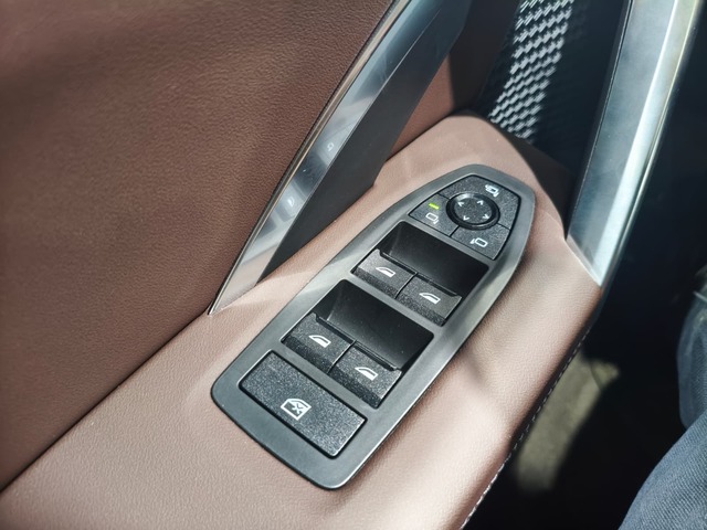 BMW iX1 eDrive20 color Negro. Año 2024. 150KW(204CV). Eléctrico. En concesionario Quadis Munich de Barcelona
