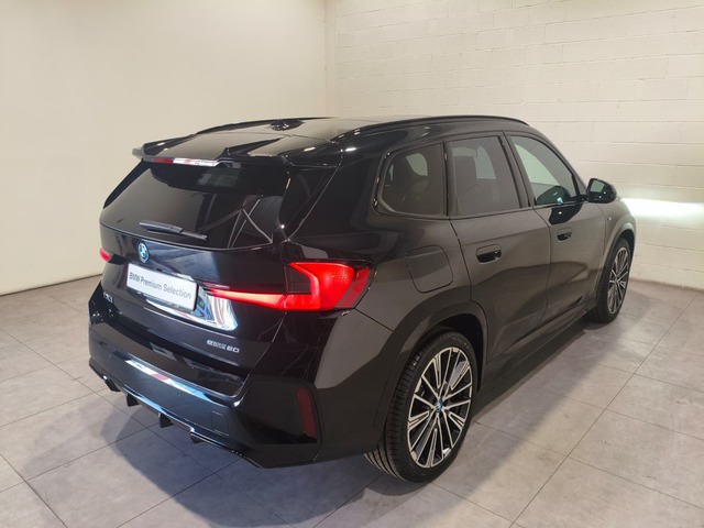 BMW iX1 eDrive20 color Negro. Año 2024. 150KW(204CV). Eléctrico. En concesionario Quadis Munich de Barcelona