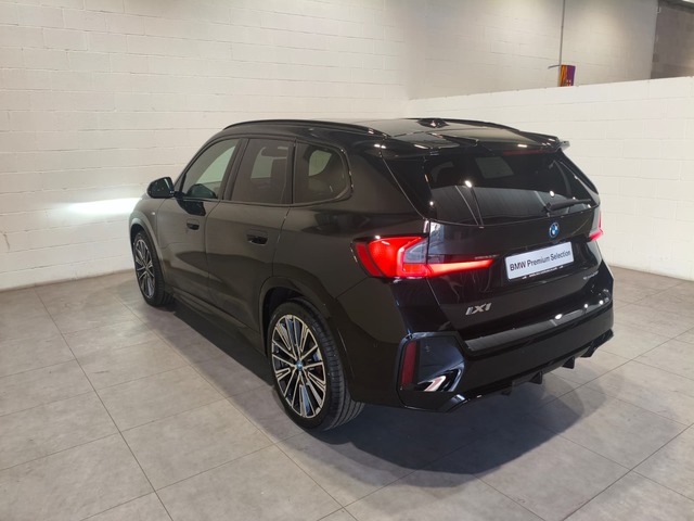 BMW iX1 eDrive20 color Negro. Año 2024. 150KW(204CV). Eléctrico. En concesionario Quadis Munich de Barcelona