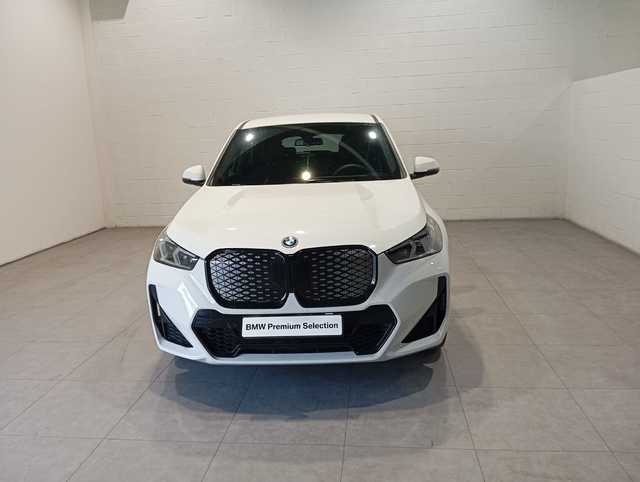 BMW iX1 eDrive20 color Blanco. Año 2025. 150KW(204CV). Eléctrico. En concesionario Quadis Munich de Barcelona