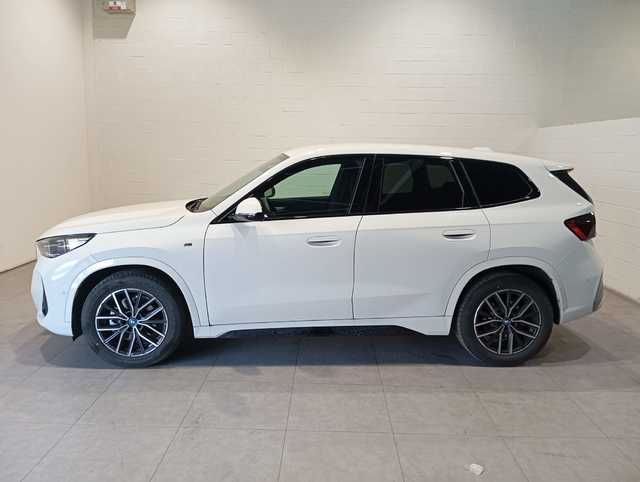 BMW iX1 eDrive20 color Blanco. Año 2025. 150KW(204CV). Eléctrico. En concesionario Quadis Munich de Barcelona