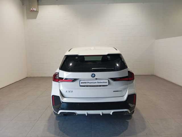 BMW iX1 eDrive20 color Blanco. Año 2025. 150KW(204CV). Eléctrico. En concesionario Quadis Munich de Barcelona