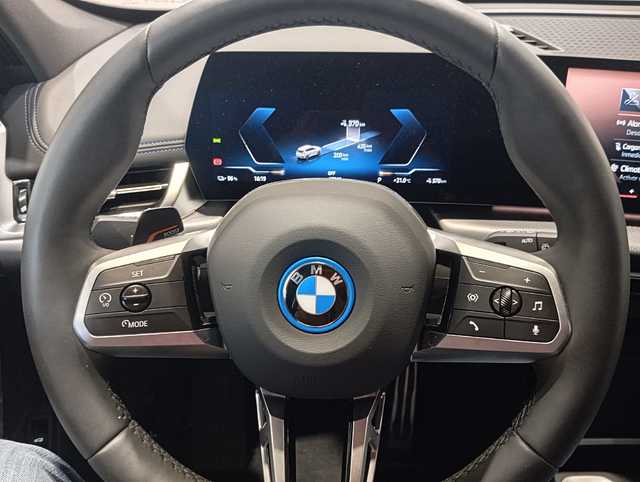 BMW iX1 eDrive20 color Blanco. Año 2025. 150KW(204CV). Eléctrico. En concesionario Quadis Munich de Barcelona