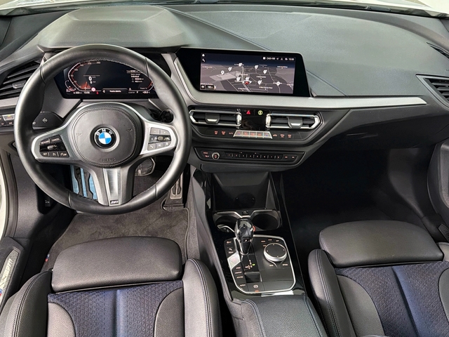 BMW Serie 1 118d color Blanco. Año 2021. 110KW(150CV). Diésel. En concesionario Triocar Gijón (Bmw y Mini) de Asturias