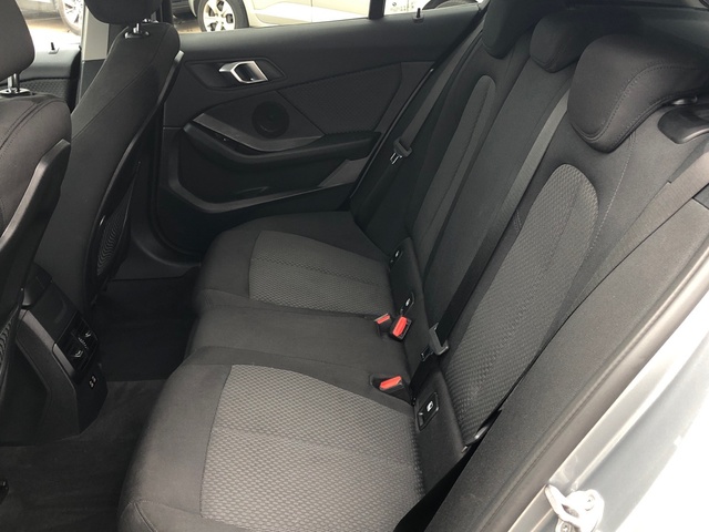 BMW Serie 1 118d color Gris. Año 2024. 110KW(150CV). Diésel. En concesionario Proa Premium Palma de Illes Balears