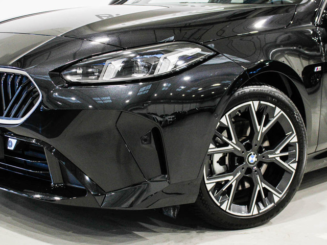 BMW Serie 1 120i color Negro. Año 2025. 125KW(170CV). Gasolina. En concesionario Barcelona Premium -- GRAN VIA de Barcelona