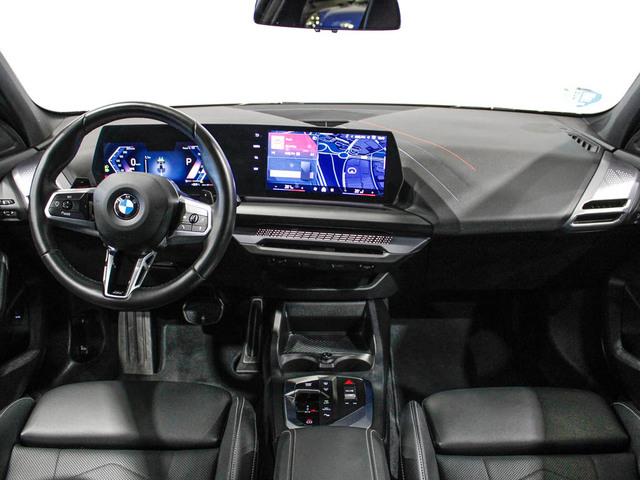 BMW Serie 1 120i color Negro. Año 2025. 125KW(170CV). Gasolina. En concesionario Barcelona Premium -- GRAN VIA de Barcelona