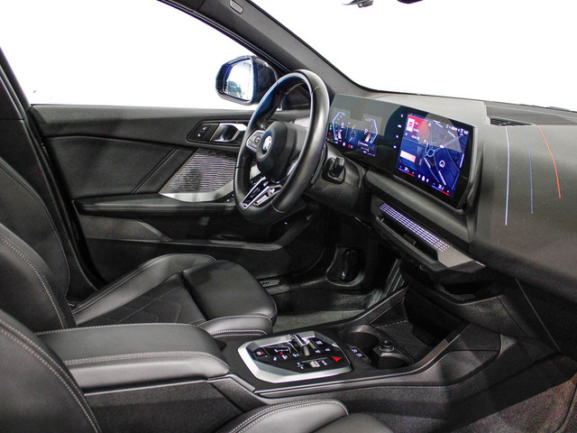 BMW Serie 1 120i color Negro. Año 2025. 125KW(170CV). Gasolina. En concesionario Barcelona Premium -- GRAN VIA de Barcelona