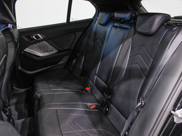 BMW Serie 1 120i color Negro. Año 2025. 125KW(170CV). Gasolina. En concesionario Barcelona Premium -- GRAN VIA de Barcelona