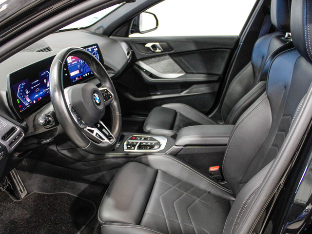 BMW Serie 1 120i color Negro. Año 2025. 125KW(170CV). Gasolina. En concesionario Barcelona Premium -- GRAN VIA de Barcelona