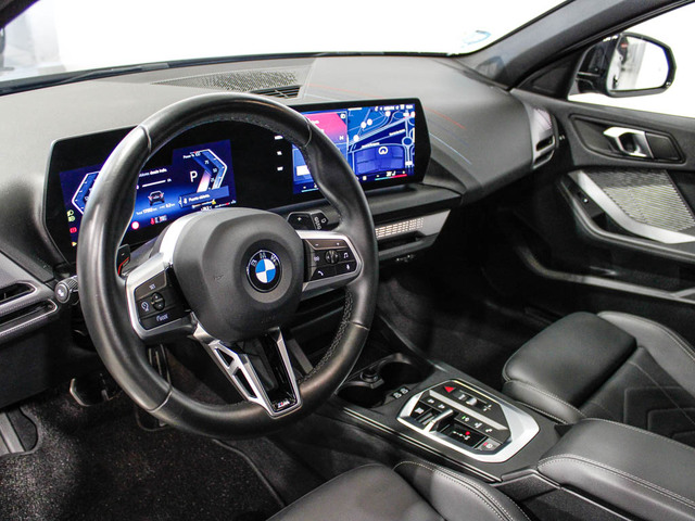 BMW Serie 1 120i color Negro. Año 2025. 125KW(170CV). Gasolina. En concesionario Barcelona Premium -- GRAN VIA de Barcelona