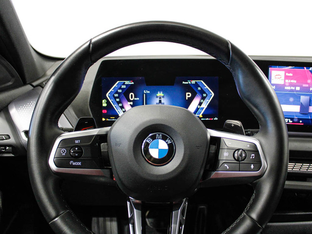 BMW Serie 1 120i color Negro. Año 2025. 125KW(170CV). Gasolina. En concesionario Barcelona Premium -- GRAN VIA de Barcelona