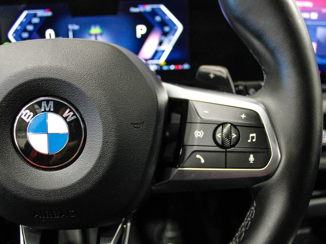 BMW Serie 1 120i color Negro. Año 2025. 125KW(170CV). Gasolina. En concesionario Barcelona Premium -- GRAN VIA de Barcelona