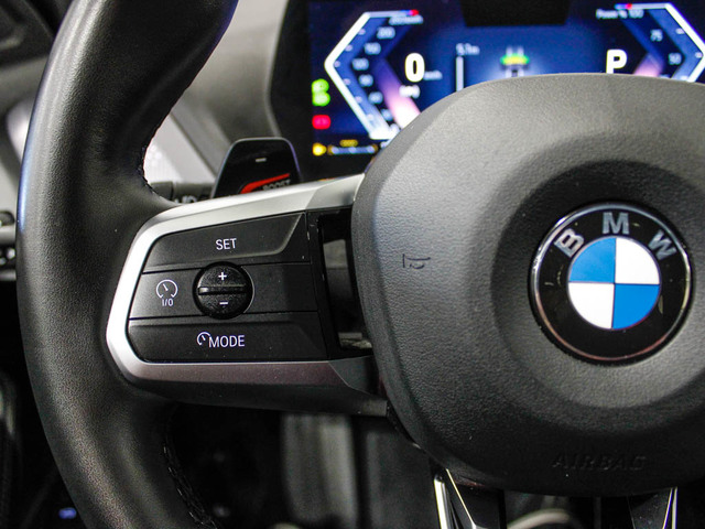 BMW Serie 1 120i color Negro. Año 2025. 125KW(170CV). Gasolina. En concesionario Barcelona Premium -- GRAN VIA de Barcelona