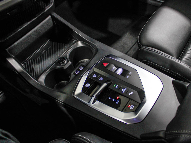 BMW Serie 1 120i color Negro. Año 2025. 125KW(170CV). Gasolina. En concesionario Barcelona Premium -- GRAN VIA de Barcelona