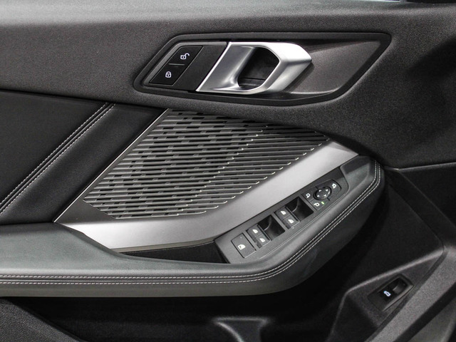 BMW Serie 1 120i color Negro. Año 2025. 125KW(170CV). Gasolina. En concesionario Barcelona Premium -- GRAN VIA de Barcelona