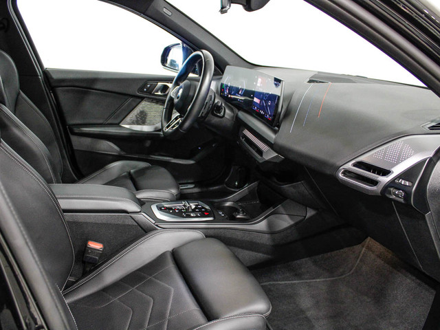 BMW Serie 1 120i color Negro. Año 2025. 125KW(170CV). Gasolina. En concesionario Barcelona Premium -- GRAN VIA de Barcelona