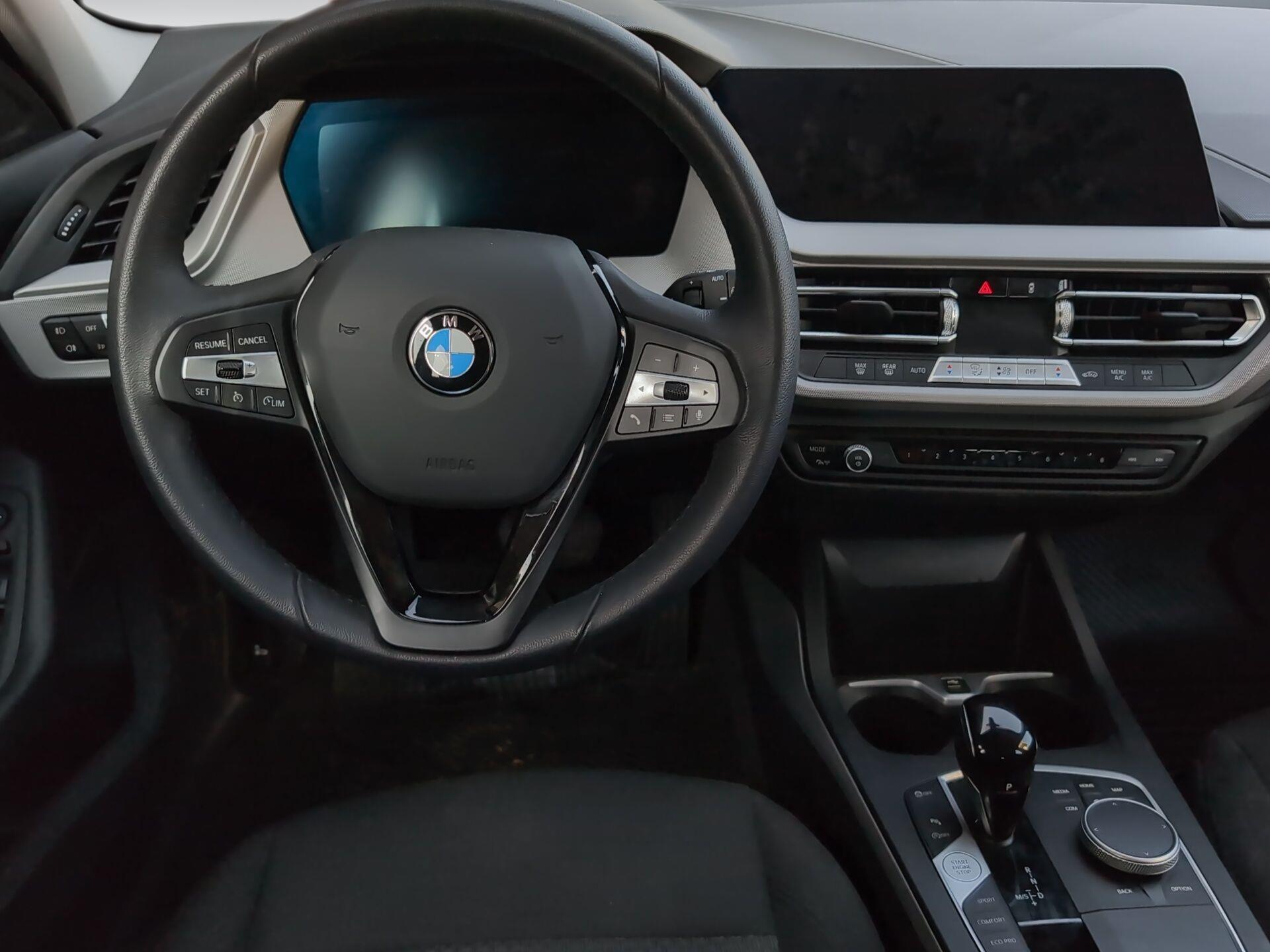 BMW Serie 1 118i color Blanco. Año 2023. 103KW(140CV). Gasolina. En concesionario Automotor Premium Viso - Málaga de Málaga