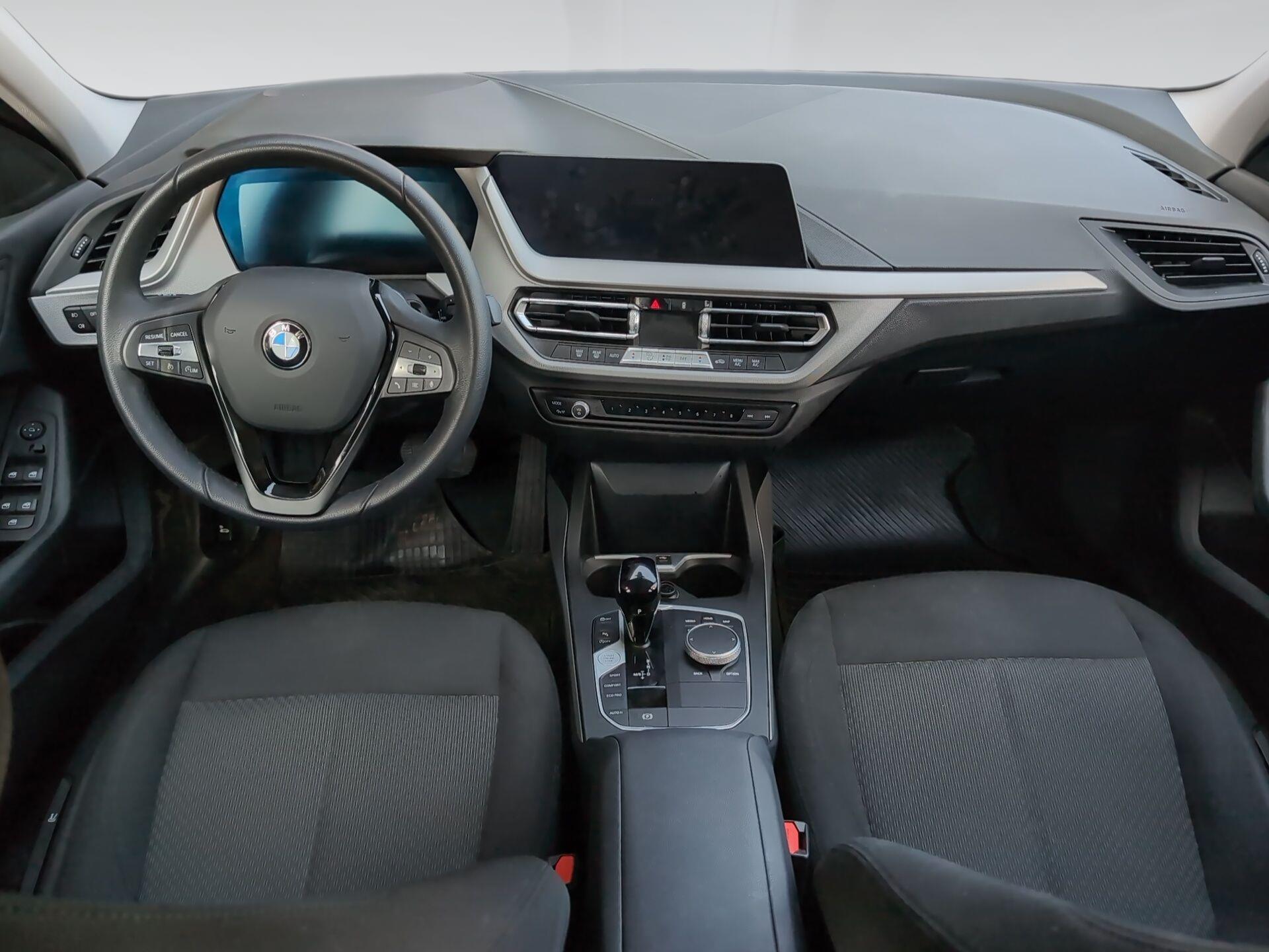 BMW Serie 1 118i color Blanco. Año 2023. 103KW(140CV). Gasolina. En concesionario Automotor Premium Viso - Málaga de Málaga