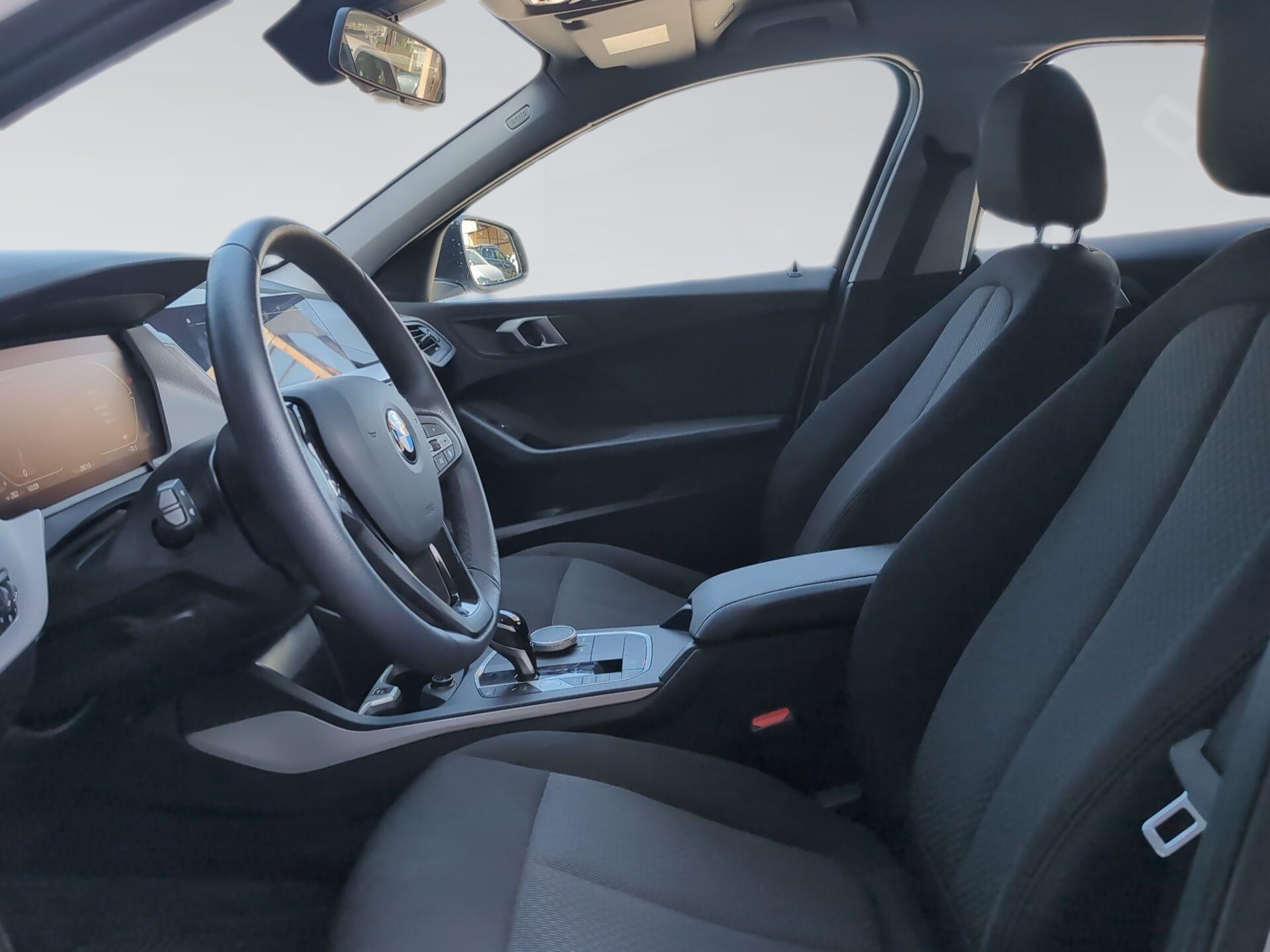 BMW Serie 1 118i color Blanco. Año 2023. 103KW(140CV). Gasolina. En concesionario Automotor Premium Viso - Málaga de Málaga