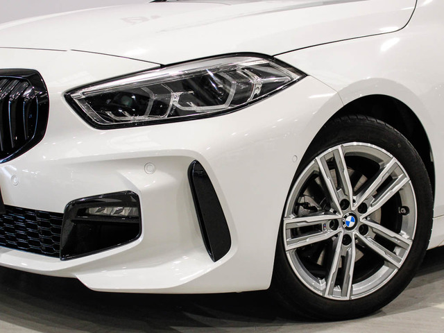 BMW Serie 1 118d color Blanco. Año 2023. 110KW(150CV). Diésel. En concesionario Barcelona Premium -- GRAN VIA de Barcelona