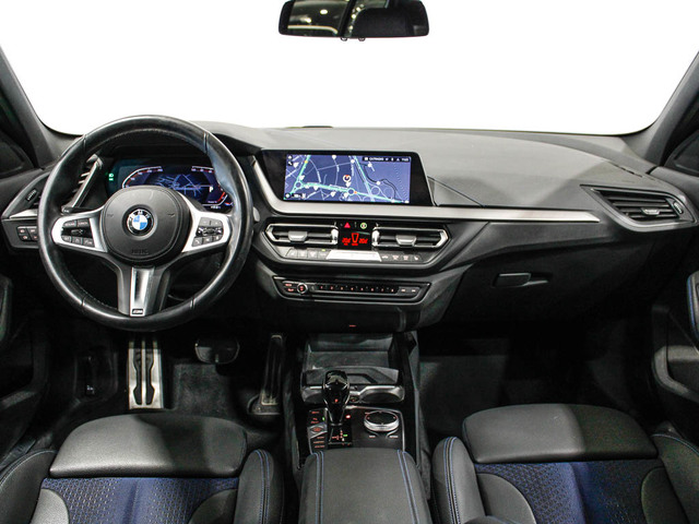 BMW Serie 1 118d color Blanco. Año 2023. 110KW(150CV). Diésel. En concesionario Barcelona Premium -- GRAN VIA de Barcelona