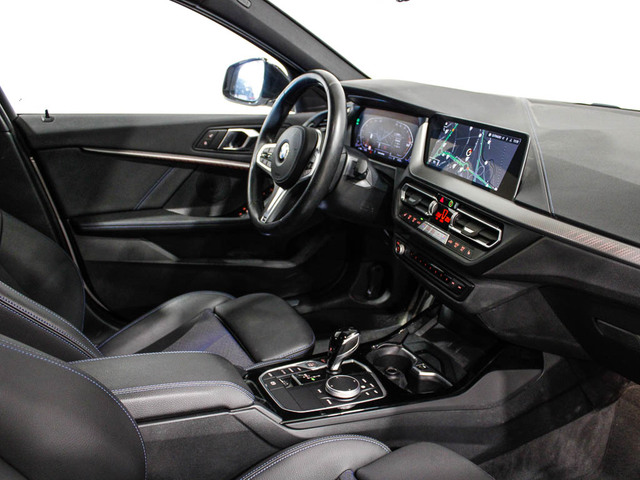 BMW Serie 1 118d color Blanco. Año 2023. 110KW(150CV). Diésel. En concesionario Barcelona Premium -- GRAN VIA de Barcelona