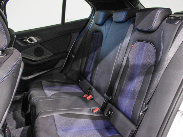 BMW Serie 1 118d color Blanco. Año 2023. 110KW(150CV). Diésel. En concesionario Barcelona Premium -- GRAN VIA de Barcelona