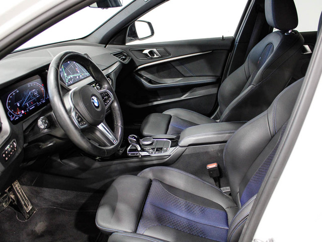 BMW Serie 1 118d color Blanco. Año 2023. 110KW(150CV). Diésel. En concesionario Barcelona Premium -- GRAN VIA de Barcelona