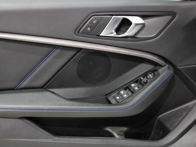 BMW Serie 1 118d color Blanco. Año 2023. 110KW(150CV). Diésel. En concesionario Barcelona Premium -- GRAN VIA de Barcelona