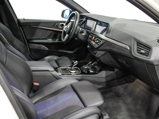 BMW Serie 1 118d color Blanco. Año 2023. 110KW(150CV). Diésel. En concesionario Barcelona Premium -- GRAN VIA de Barcelona