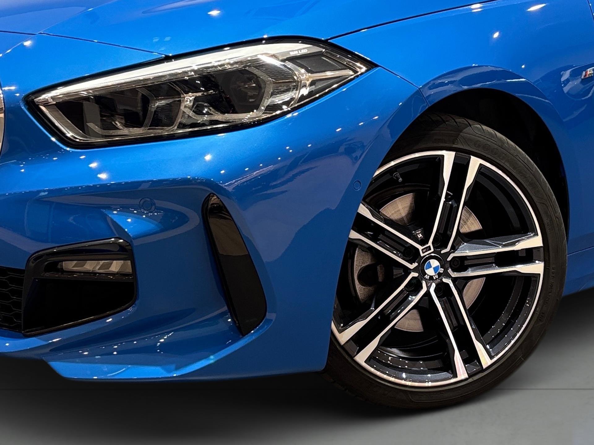 BMW Serie 1 118d color Azul. Año 2021. 110KW(150CV). Diésel. En concesionario Automotor Costa, S.L.U. de Almería