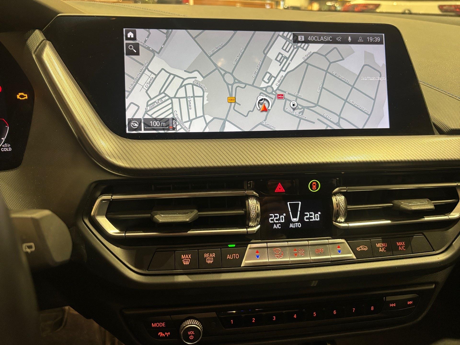 BMW Serie 1 118d color Azul. Año 2021. 110KW(150CV). Diésel. En concesionario Automotor Costa, S.L.U. de Almería