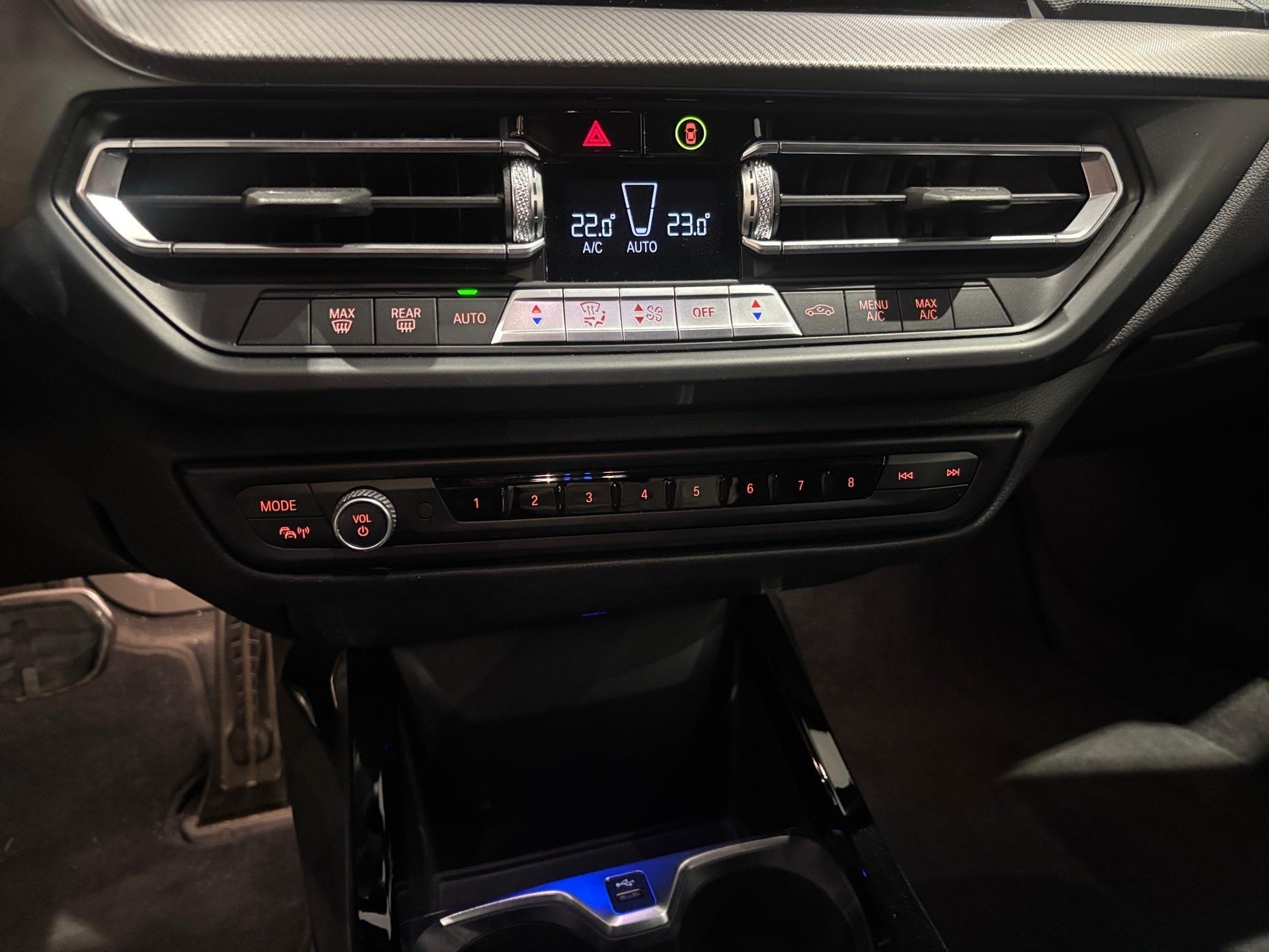 BMW Serie 1 118d color Azul. Año 2021. 110KW(150CV). Diésel. En concesionario Automotor Costa, S.L.U. de Almería